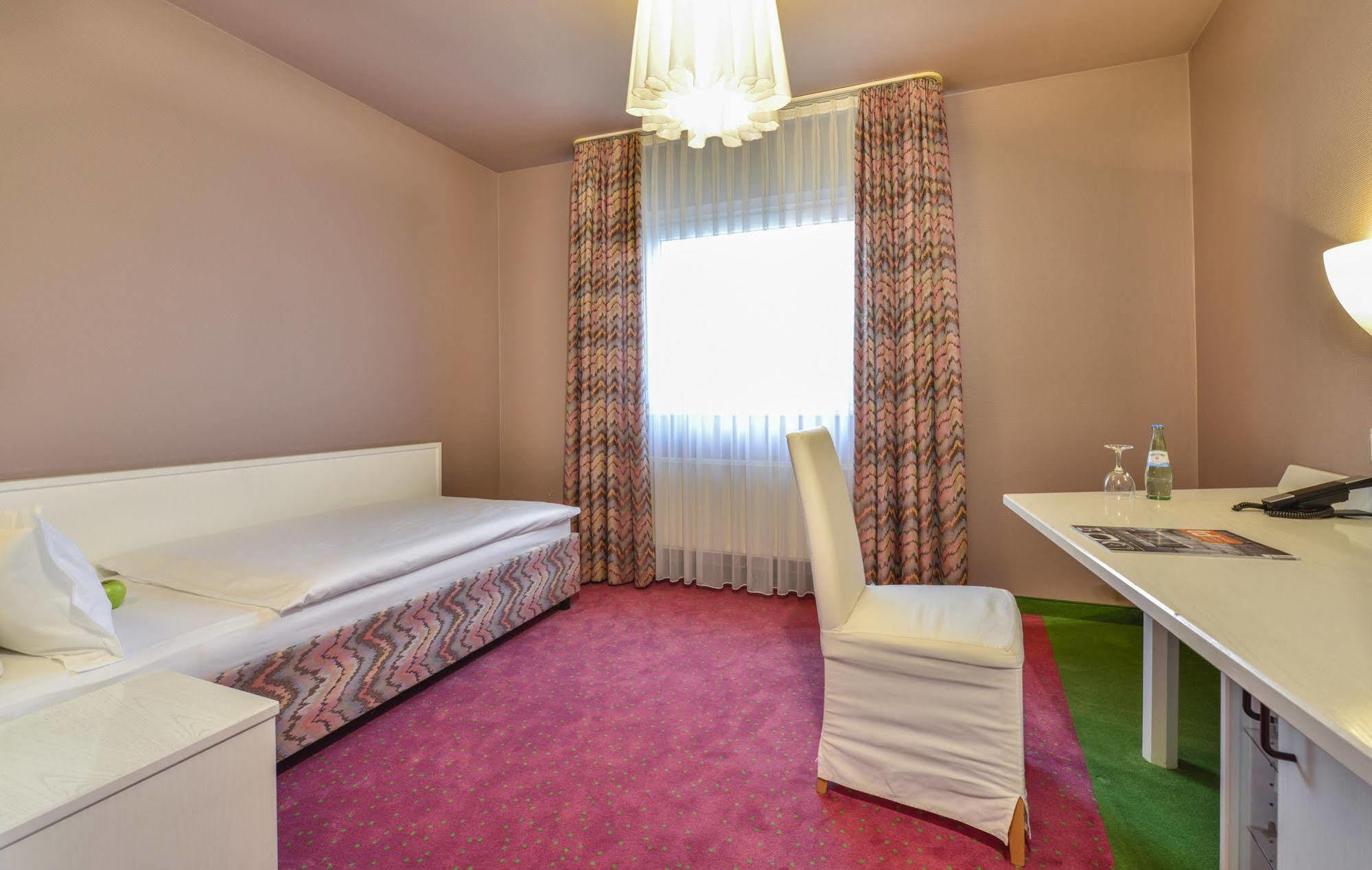 Airport Hotel By The New Yorker Köln Dış mekan fotoğraf